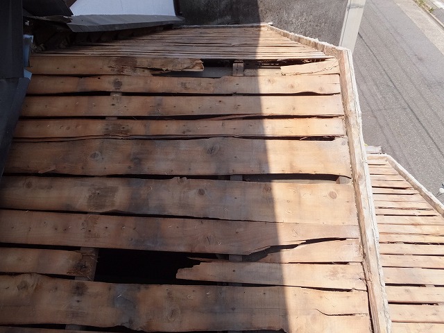 劣化して板が割れた屋根下地